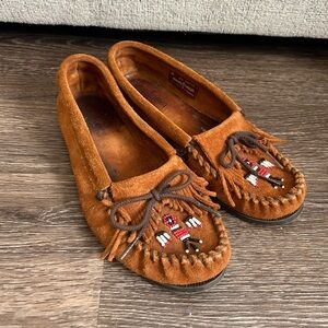 Minnetonka Brown Moccasins with Beaded Design Western Suede Leather size 8.5